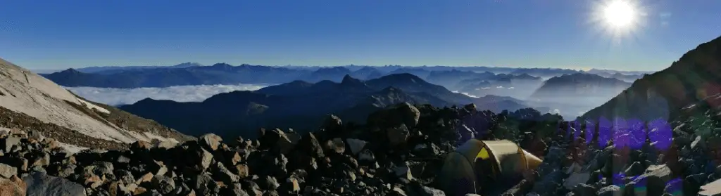 Sur le flanc du volcan Puntiagudo avant l'ascension du sommet, région des lacs. Chili 2017 (Photo crédit : Léandre Deryckere)