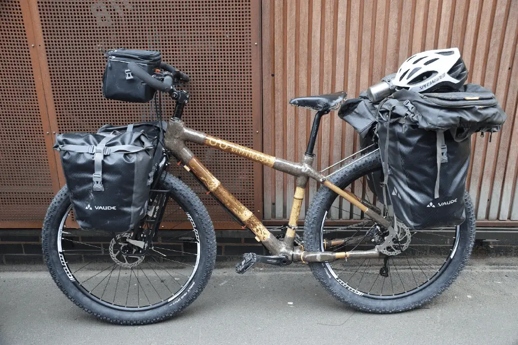 Toute une partie du matériel de Becca porté sur ce vélo pour un tour du Monde sans véhicule motorisé ! (Photo crédit : Becca Brewer)