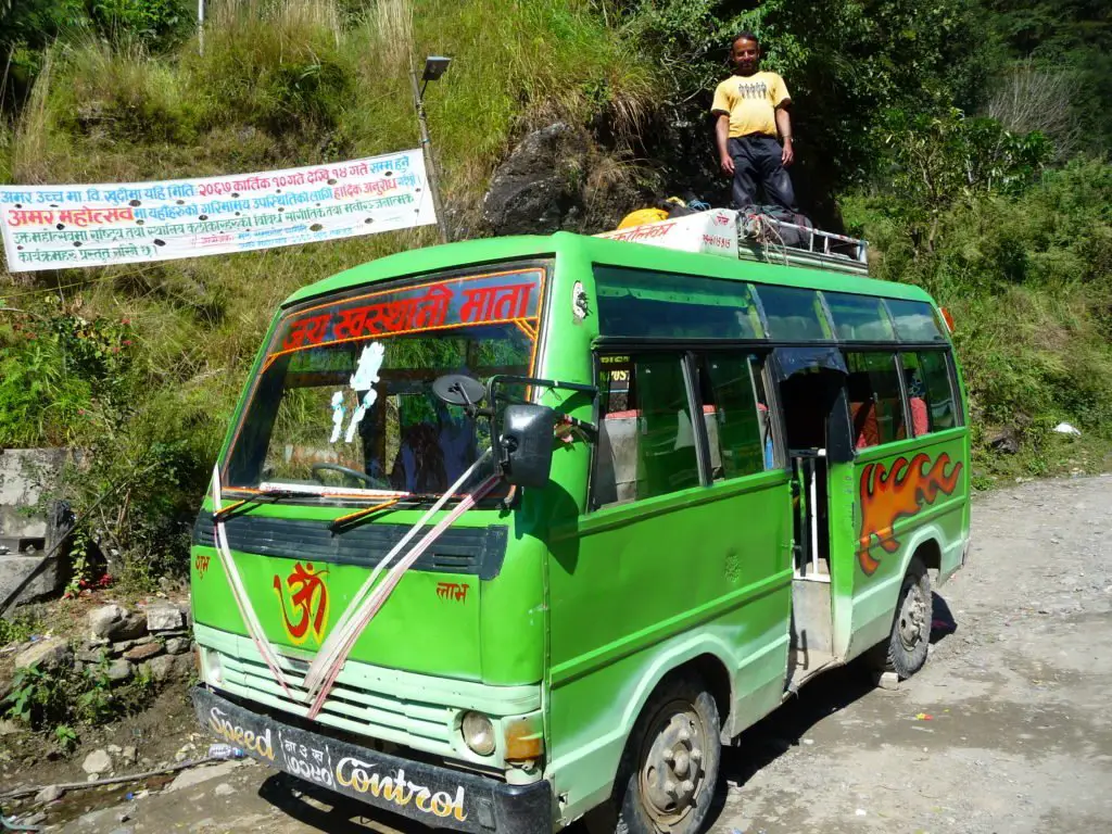 bus local à Besi Sahar pour le trek du Tour des Annapurna, Népal