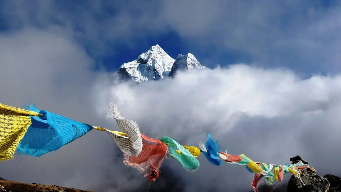 drapeaux à prières et sommet de l’Ama Dablan (6812m). Massif de l’Everest, Népal