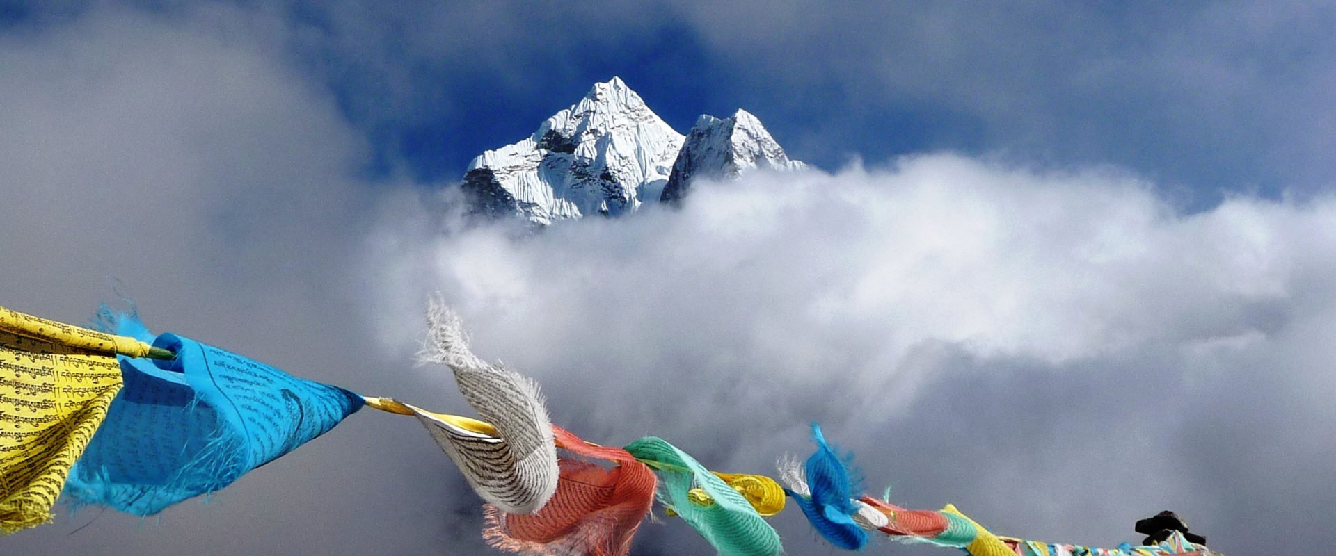 drapeaux à prières et sommet de l’Ama Dablan (6812m). Massif de l’Everest, Népal