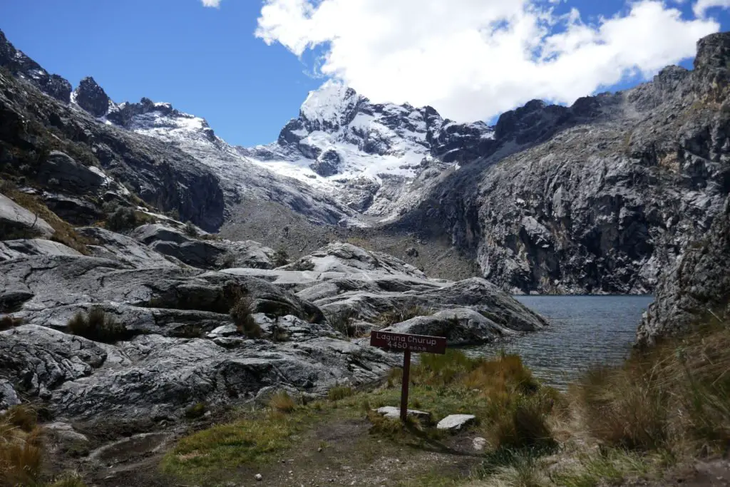 Vue sur le lac Churup et le sommet du même nom