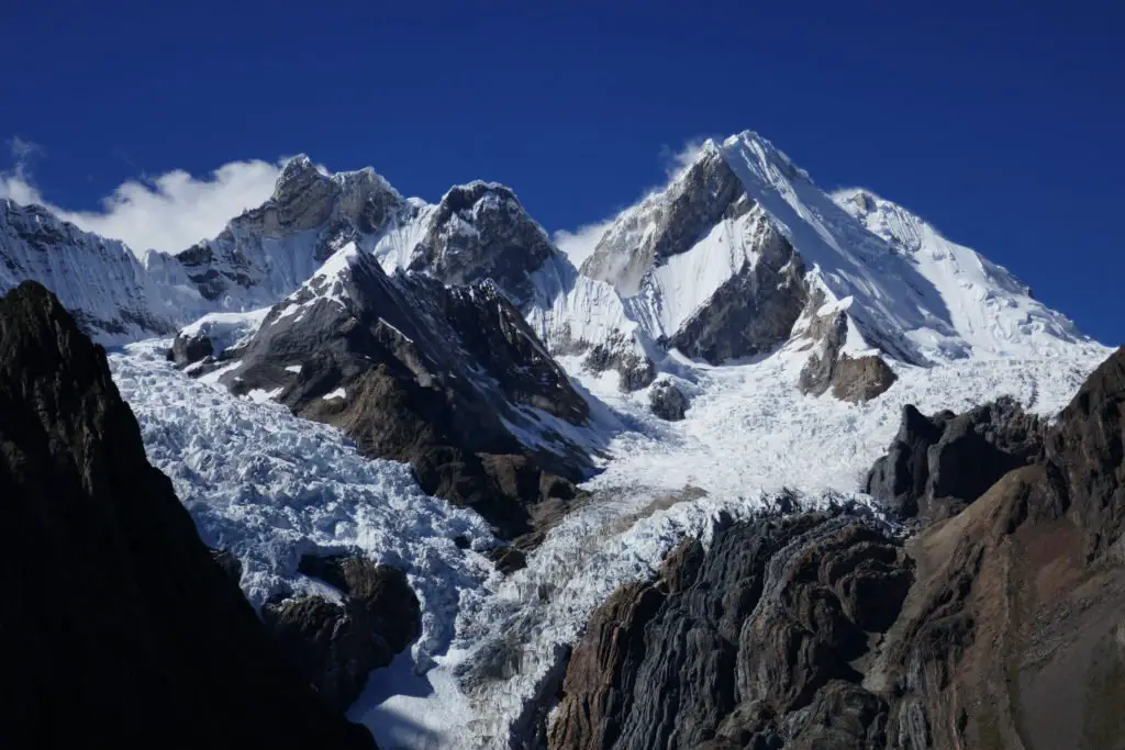 vue du col Sambuya sur le Yerupaja et son glacier tourmenté