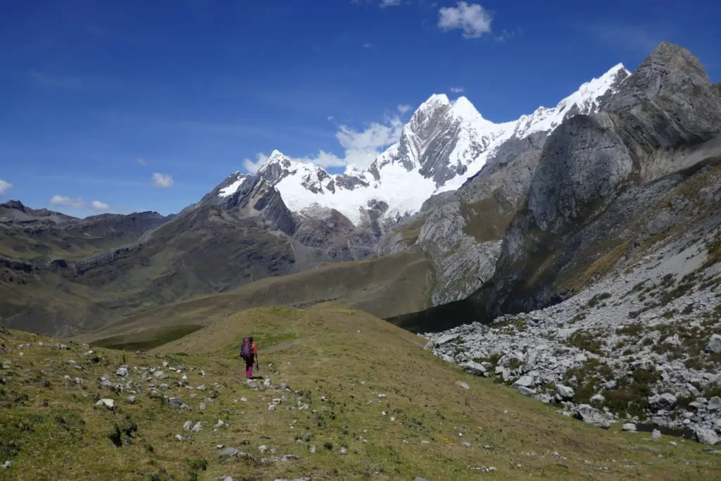 en direction du lac Mitucocha dans la cordillère Huayhuash