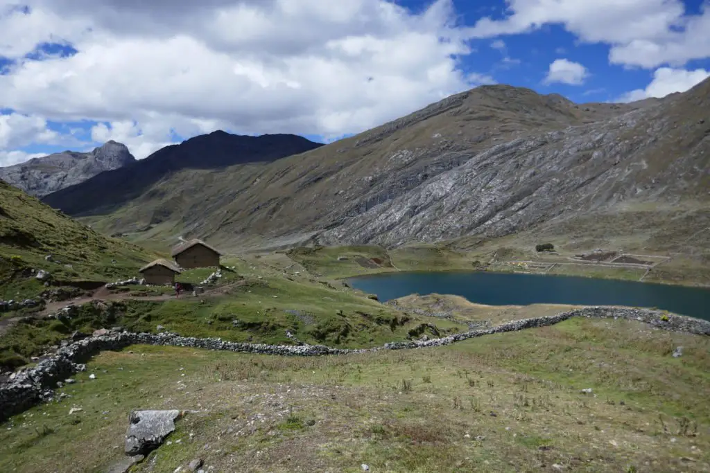 le lac Carhuacocha et l'emplacement de notre 4ème camp sur la rive opposée