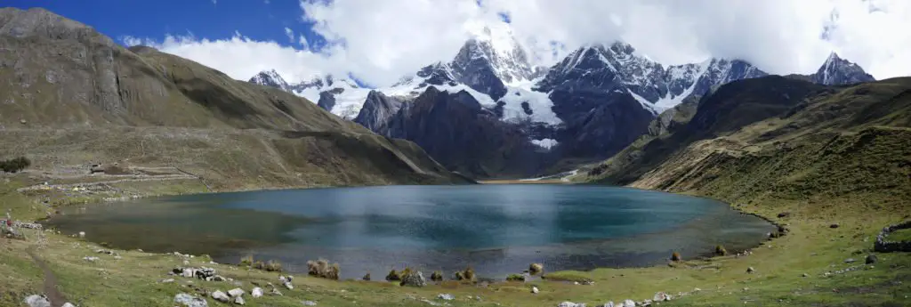 Vue sur le lac Carhuacocha et Yerupaja