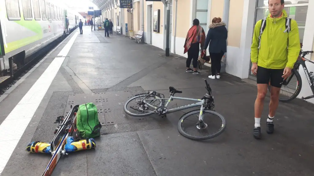 Sur le quai à Lourdes avec notre matos