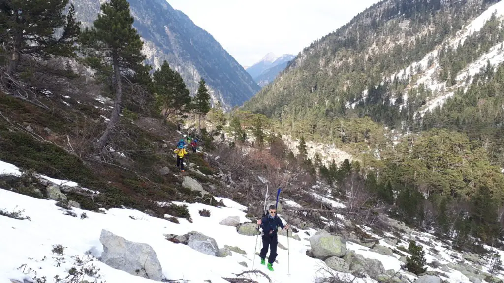 Partie un peu enneigé proche du lac de Gaube