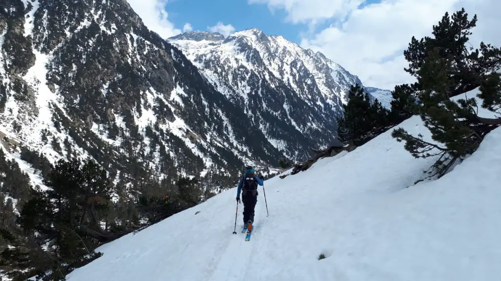 Skis aux pieds sur les sommets enneigés dans les Hautes-Pyrénées