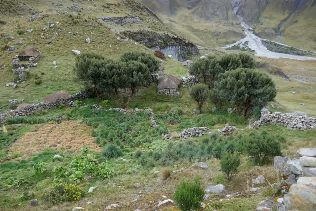 vue sur la maison "péage" et son potager au pérou