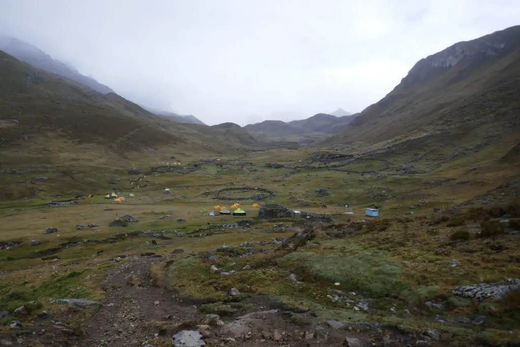 arrivée sous la pluie à Huayhuash emplacement de notre 5ème campement