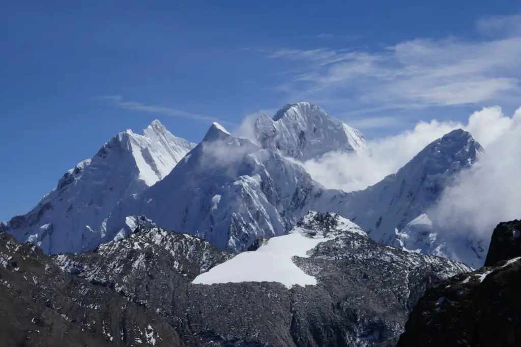 vue du col Cuyoc, sur le Yerupaja (6617m), le Sarapo (6127m), la Siula Grande (6344m) et le Carnicero (5960m)