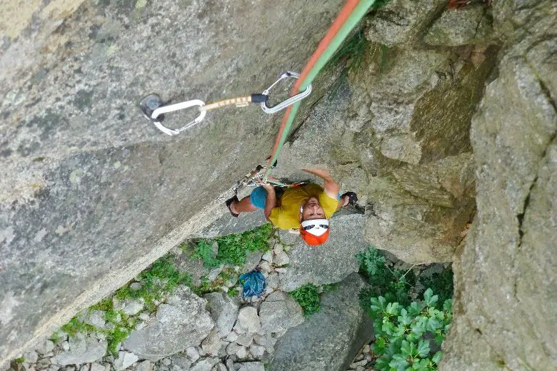 Greg dans une voie pour de l'escalade en Corse