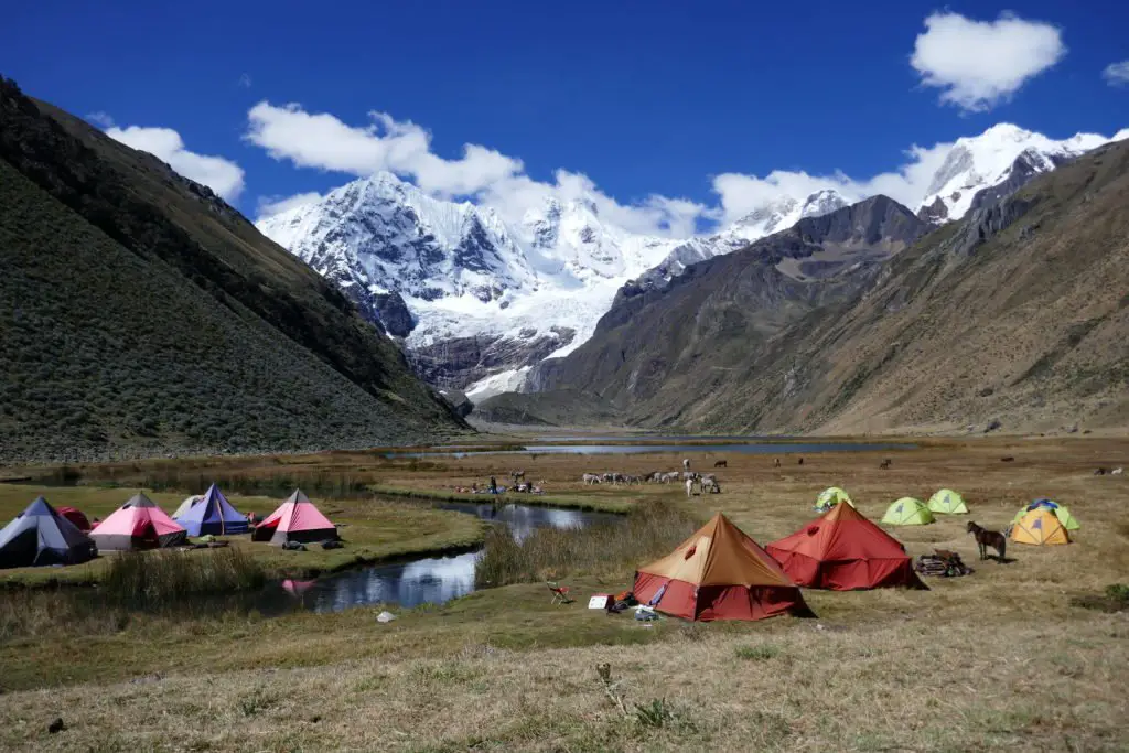 campement coloré au lac Jahuacocha