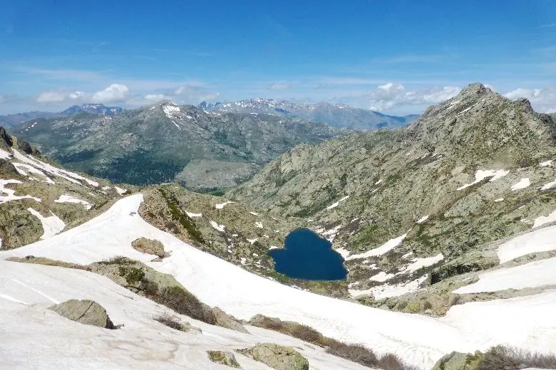 Vue sur le lac de Goria en Corse