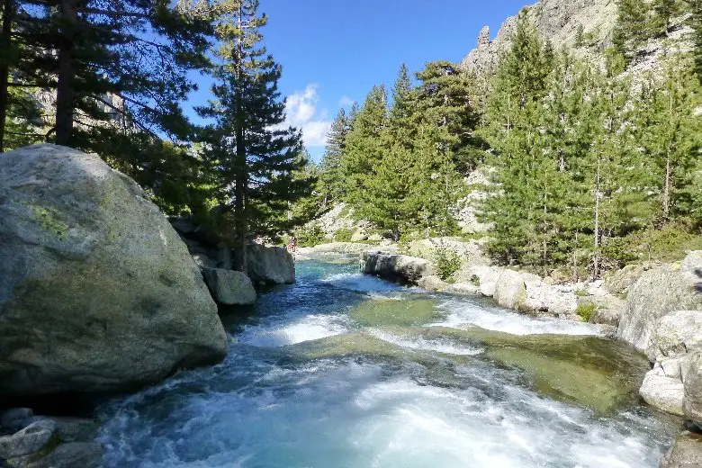 Rivière dans la vallée de la Restonica sur l'île de beauté