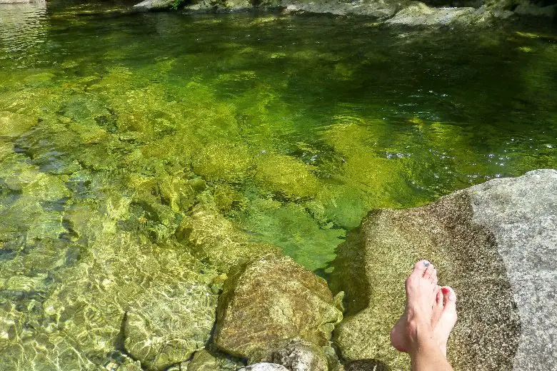 Se rafraichir au bord d'une Rivière de Corse