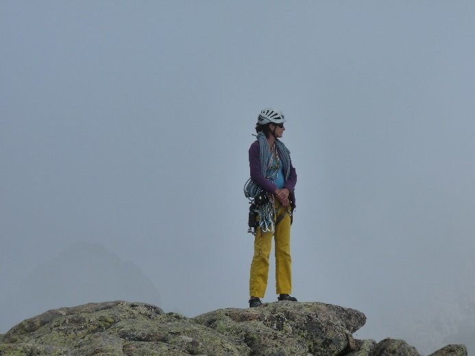 Au sommet après l'escalade en corse dans les brumes