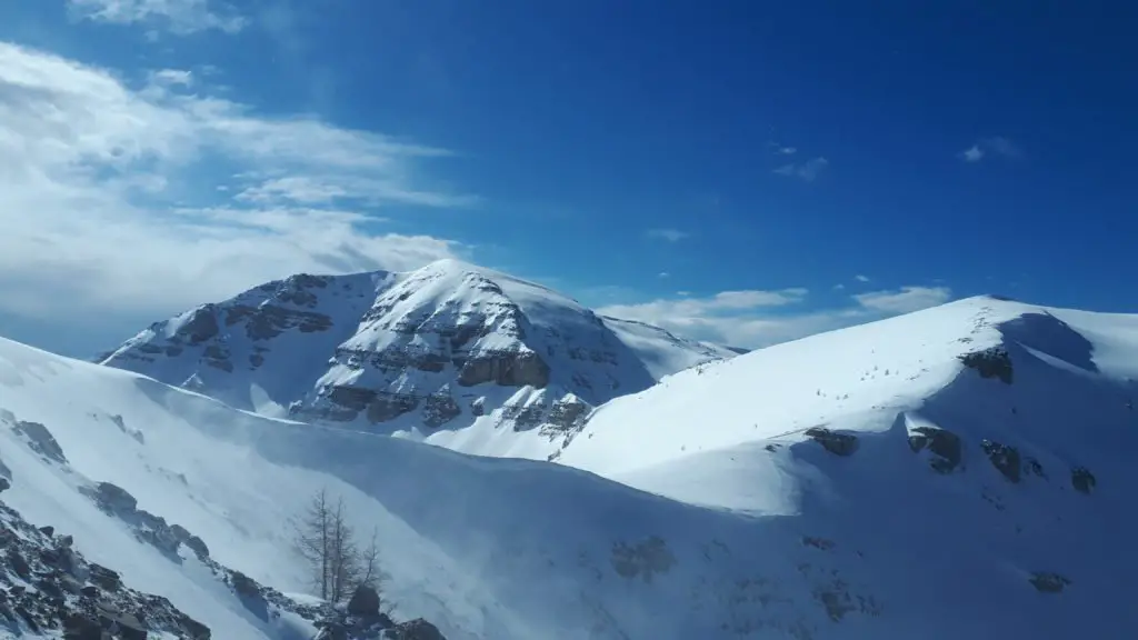 Alors que je sors des crêtes, on voit le vent pousser la neige sur la Baisse du Détroit