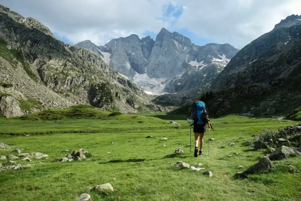 Arrivée dans les alpages, la face nord du Vignemale face à nous.