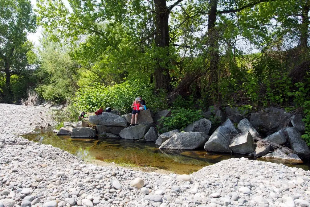 Au bord de la rivière Sesia lors de notre séjour en Italie