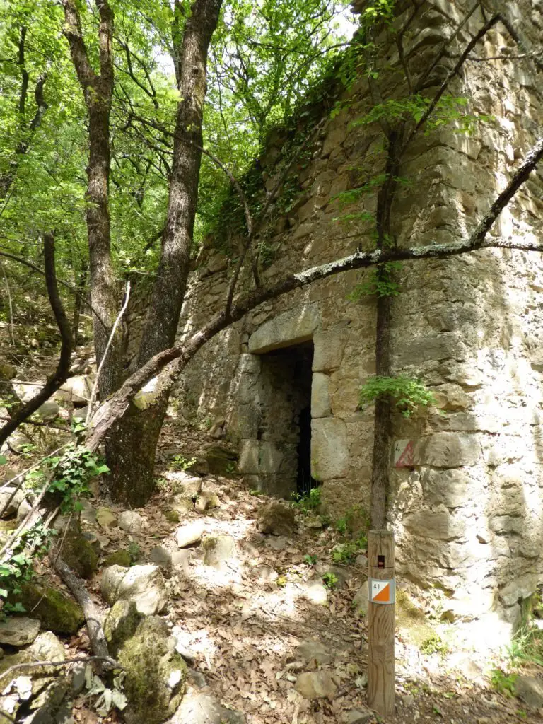 Balise proche d'une ruine (course d'orientation alès)