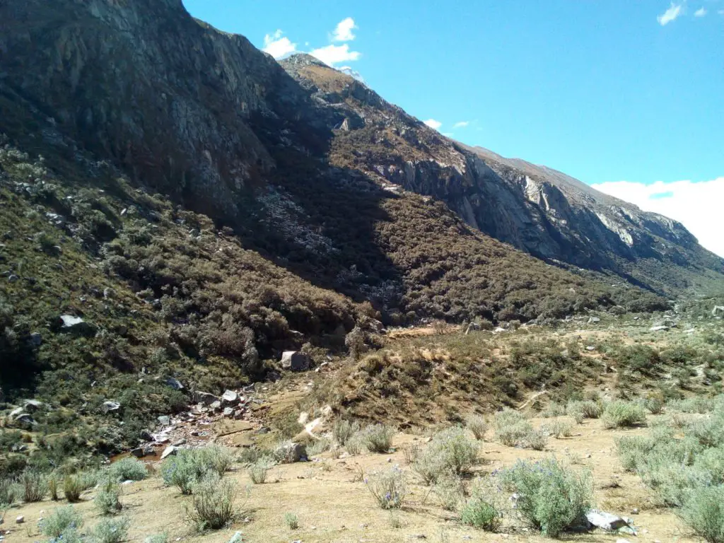 Bas de la quebrada cojup dans la cordillère au pérou