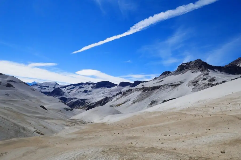 Marche dans le sable blanc entouré de montagnes en Amérique du Sud