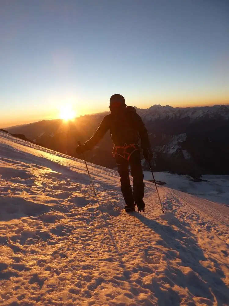 Boris au lever de soleil en direction de l'Elbrus en russie