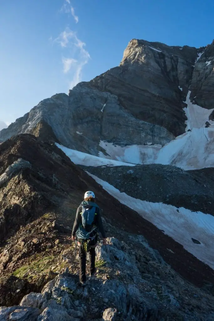 Cécile approche de l'arête de Gaube