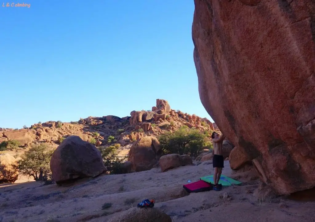 Côme au pied d'un bloc à Aguerd Oudad