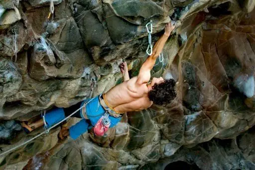 Côme grimpant à Coolum Cave