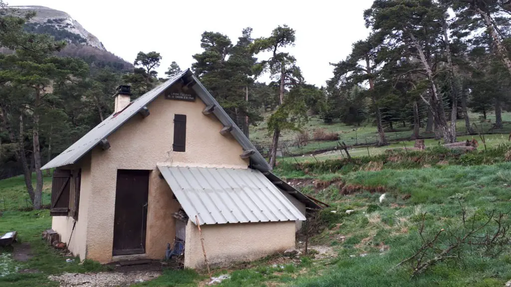 Cabane d’Archail vue de l’extérieur dans les Alpes en Haute-Provence