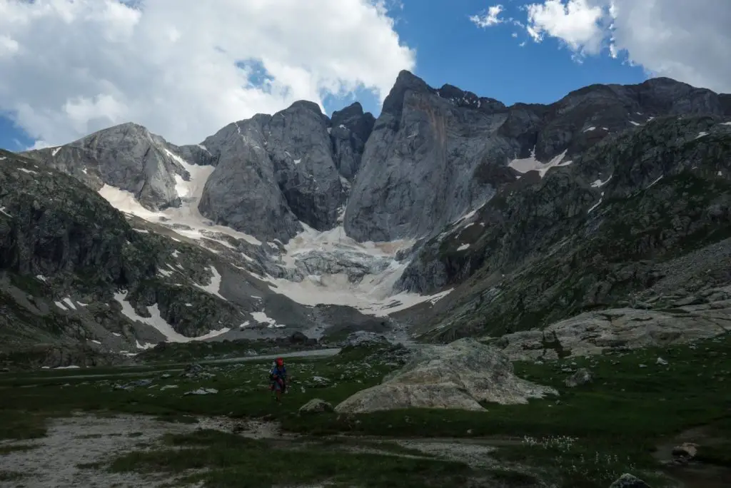 C'est le retour au bivouac dans les hautes-pyrénées après l'ascension de l'arête de Gaube