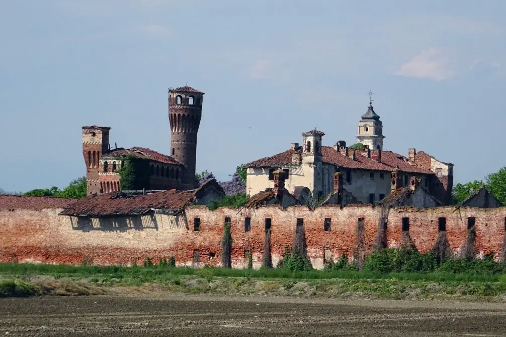 Chateau et bourg de Vettignè très détérioré