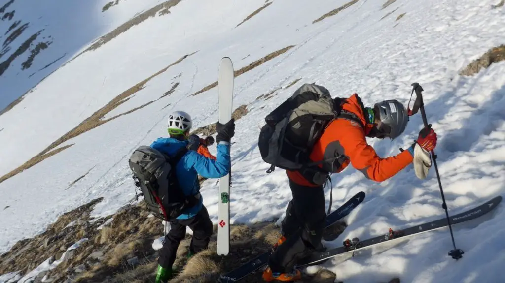 Chaussage des skis pas facile dans la descente du Vignemale