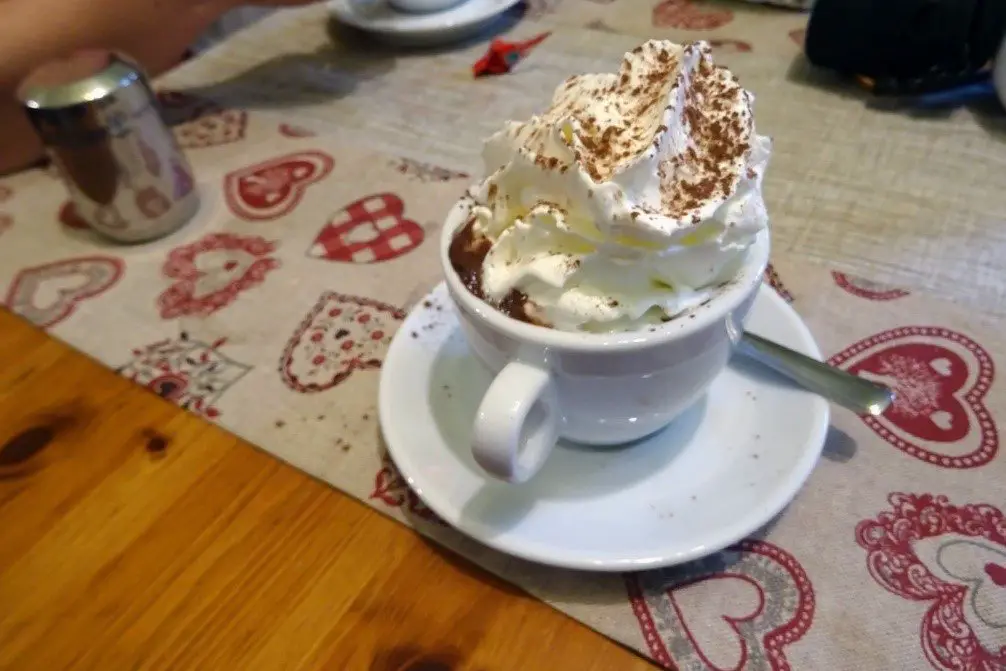 Chocolat chaud dans un petit café à Rhêmes-Notre-Dame