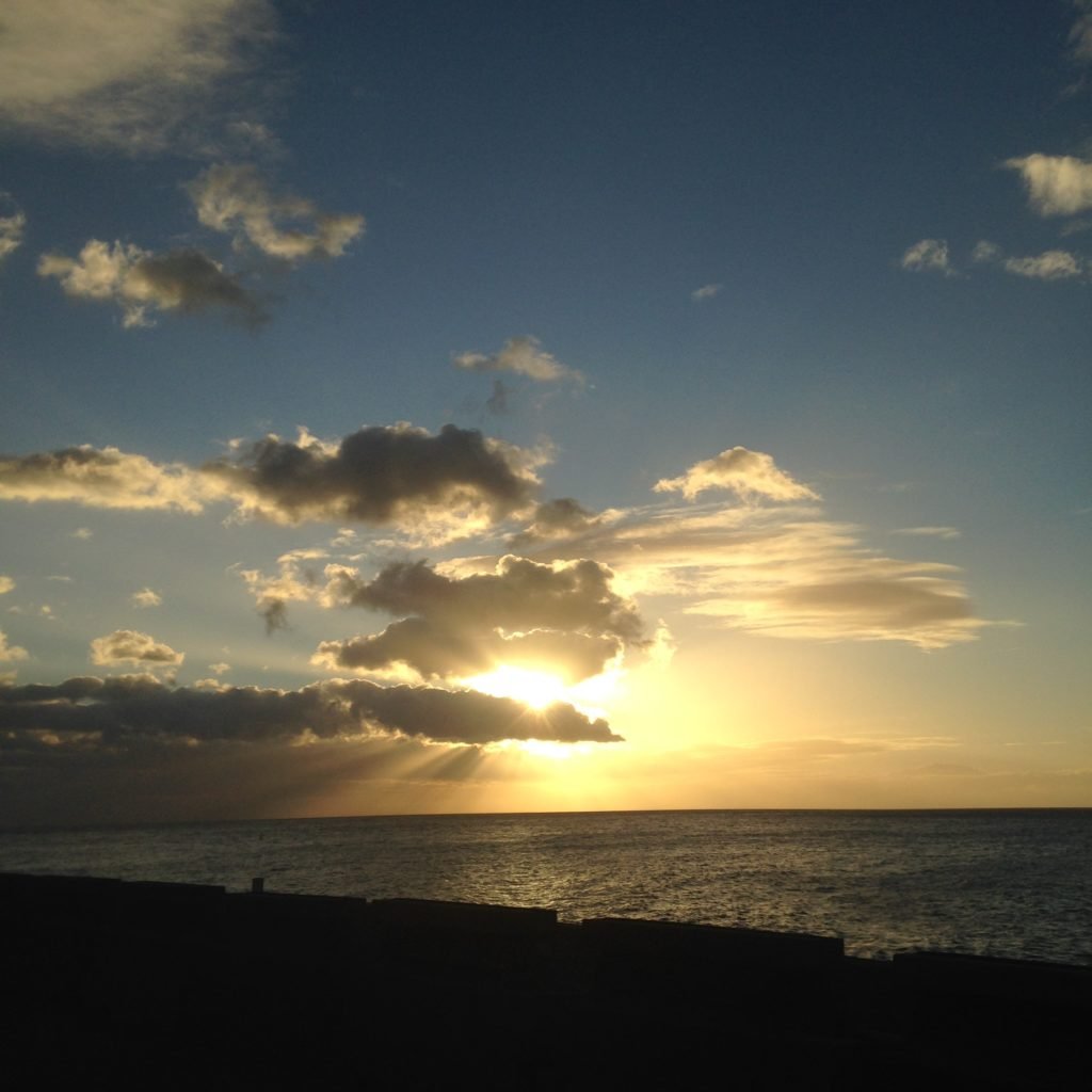 Coucher de soleil depuis l'ancienne route du littoral à l'île de la réunion