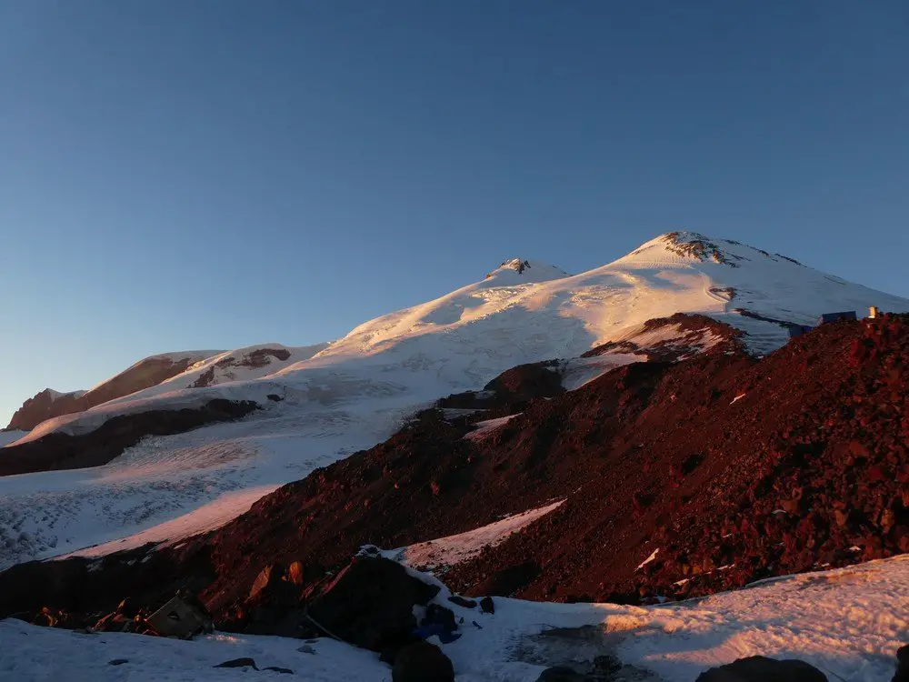 Coucher de Soleil dans la région russe sur le mont Elbrus