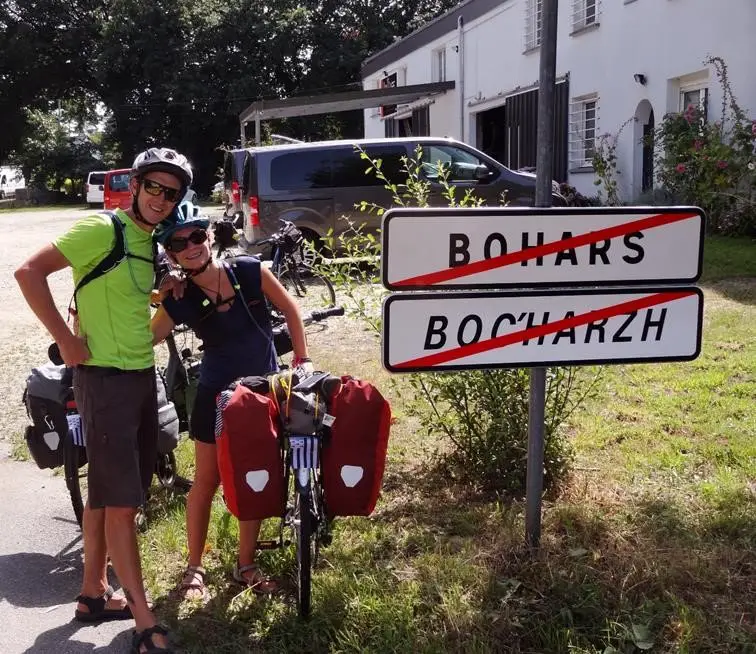 C’est le grand départ, premier panneau de sortie de commune (Bohars, Finistère, France)