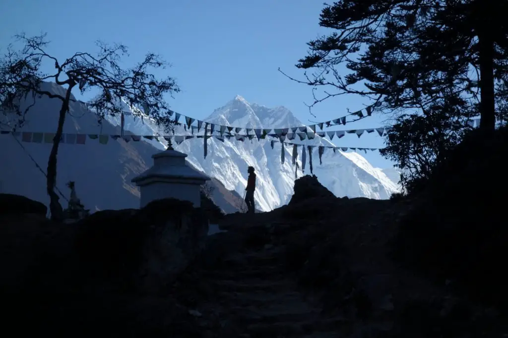 En plein rêve en contemplant les Himalayas