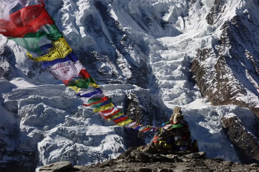 Drapeaux de prière face au glacier du Tilicho aux Annapurnas