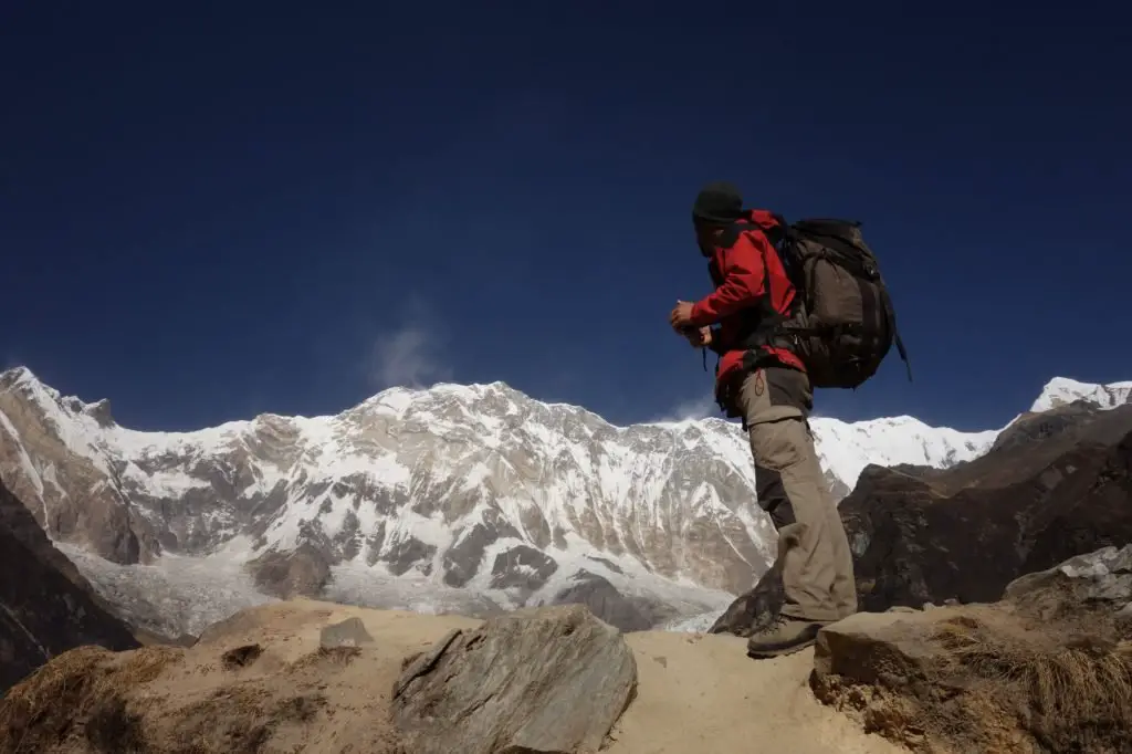 Denis contemple la face sud des Annapurnas depuis le camp de base