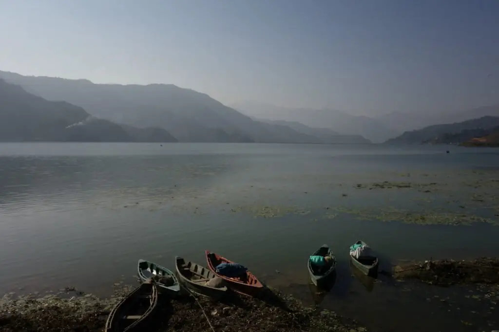 Vue sur le lac du Pokhara au Népal