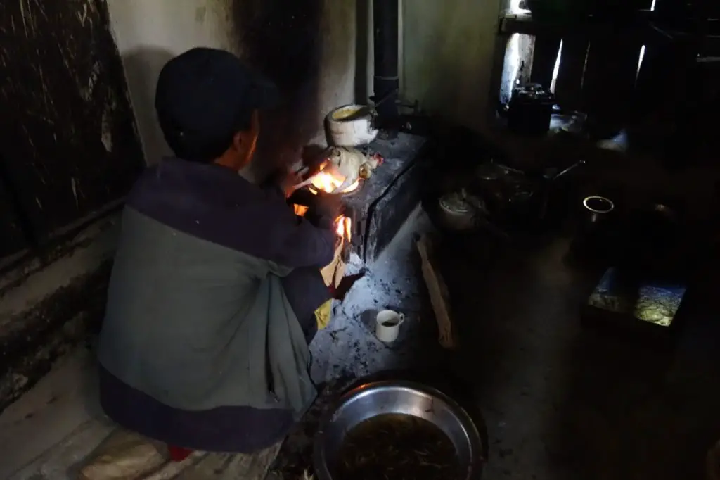 Le repas est servi dans le confort rustique d'une maison au village de Boghara