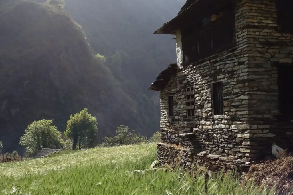 Maison en fond de vallée au Népal