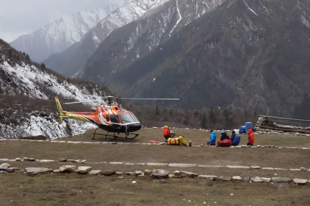 L’hélicoptère monte les vivres pour l’expédition au Dhaulagiri