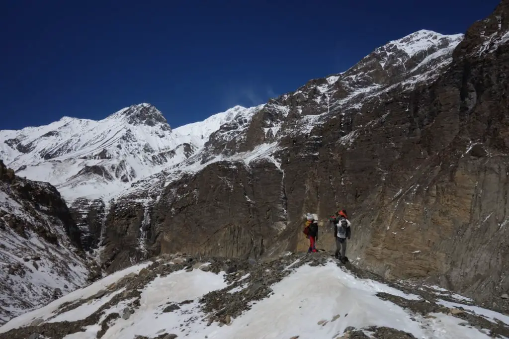 Les porteurs avancent sur le glacier au Népal