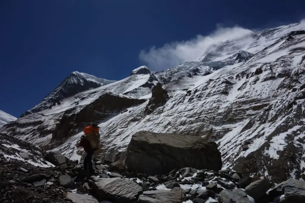 En plein coeur des sommets enneigés de l'Himalaya