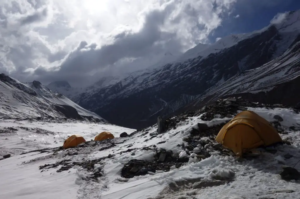 Le camp de base dans les sommets himalayens